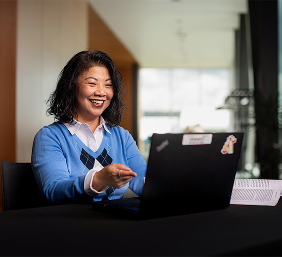 Профессор и студент смотрят на экран компьютера в лаборатории