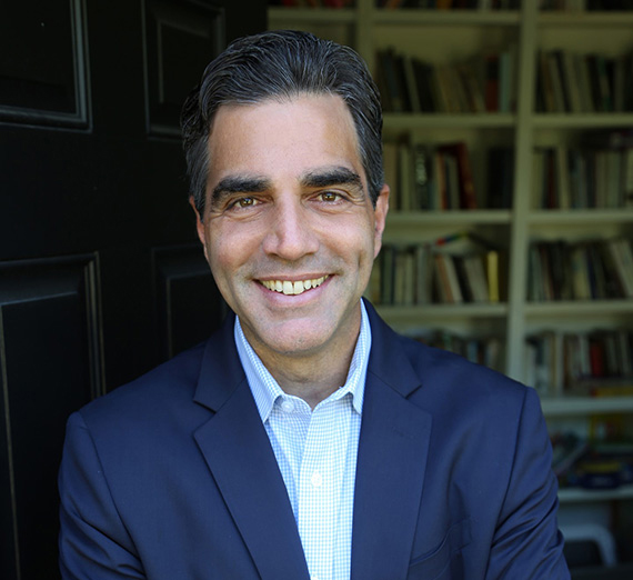 Студенты-историки изучают древний объект с помощью виртуальной реальности.