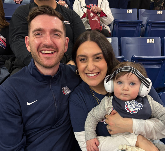 Аэрофотоснимок кампуса, показывающий академический корпус и шпили церкви Святого Алоизия