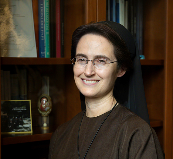 Совет наслаждается солнечным днём в соборе Святого Петра.